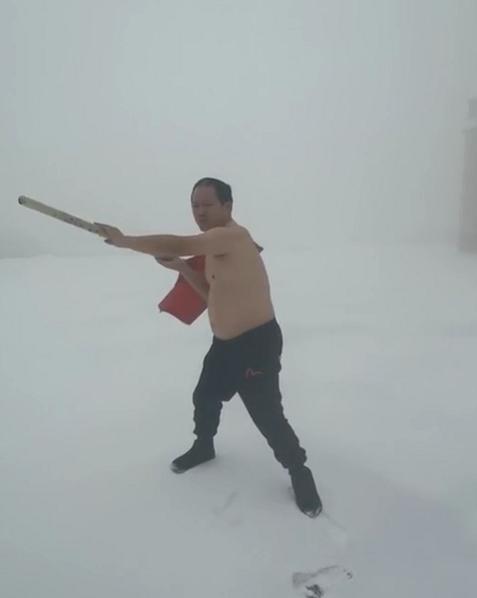 谢广坤雪地里睡觉,谢广坤冬天穿棉袄带货的视频