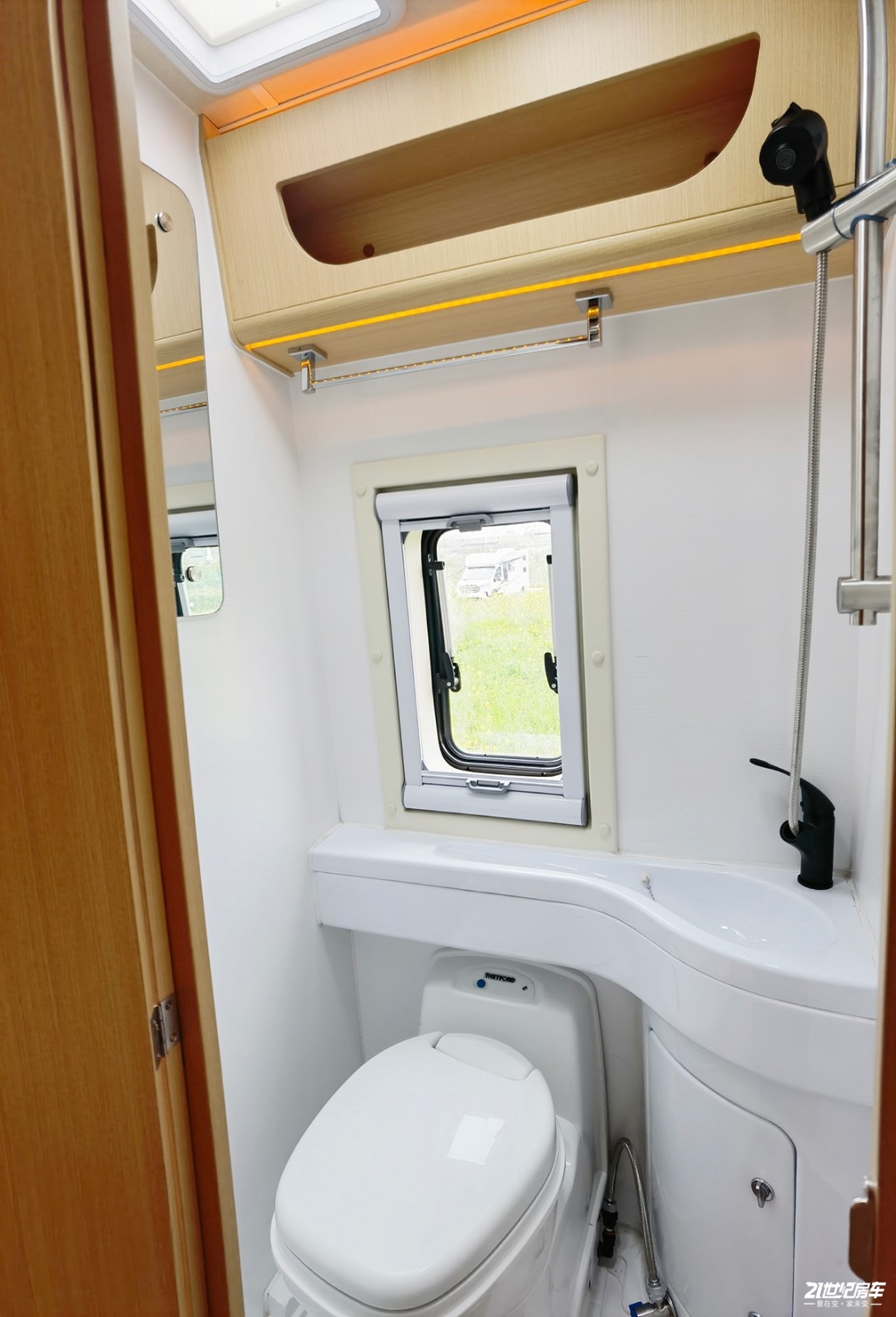 想要大空间？没门！恒温系统打造舒适二人世界，卫航V590B型房车