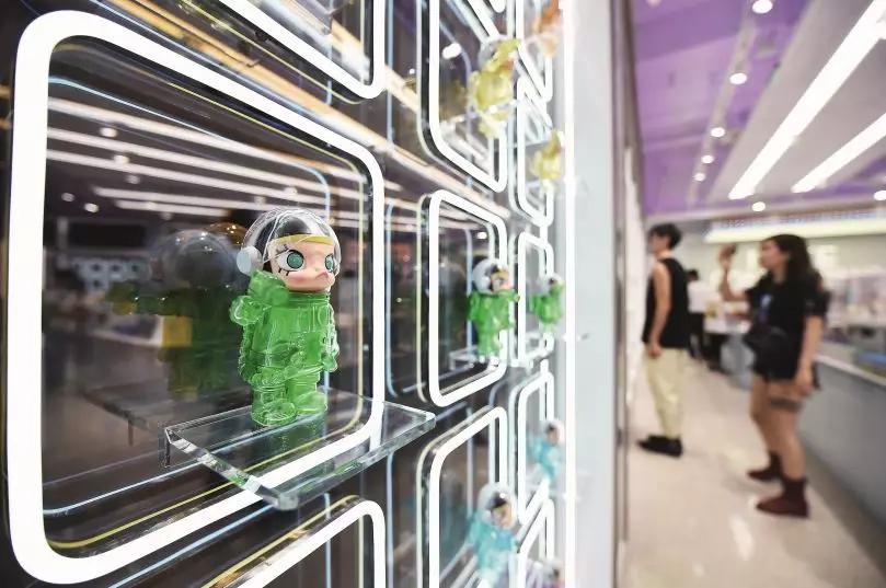 “中毒”的年轻人乐在其中?3年花上百万买盲盒