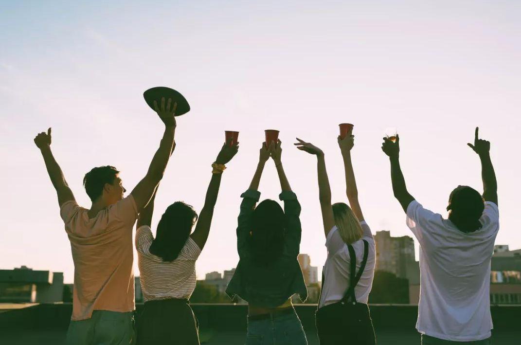 新生军训吵架罚站主席台，两人“被迫牵手”，网友：磕到了