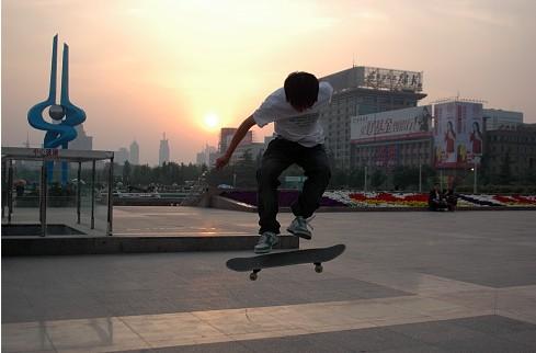 公共滑板场扔掉小孩滑板车,公共滑板场滑手被打