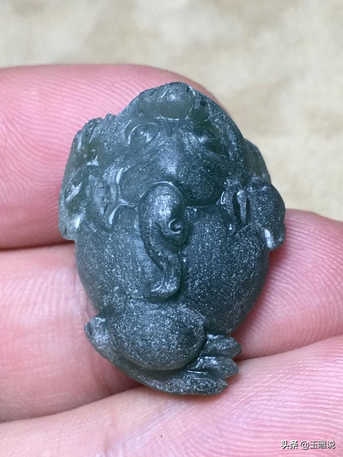 我是玉雕师，你知道为什么翡翠金蟾是三只脚而不是四只的吗？