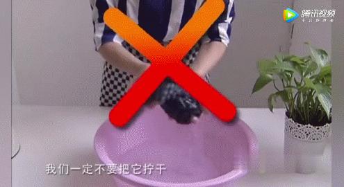 毛衣越洗越硬怎么变软,洗的毛衣怎么晾才不会变形