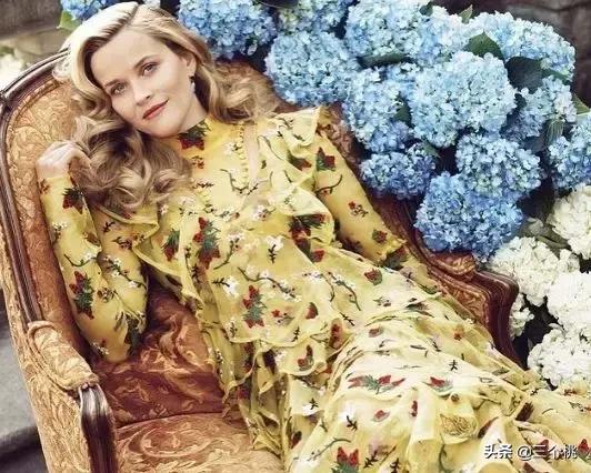 今年流行的裙子不穿高跟鞋,穿今年最流行的裙子