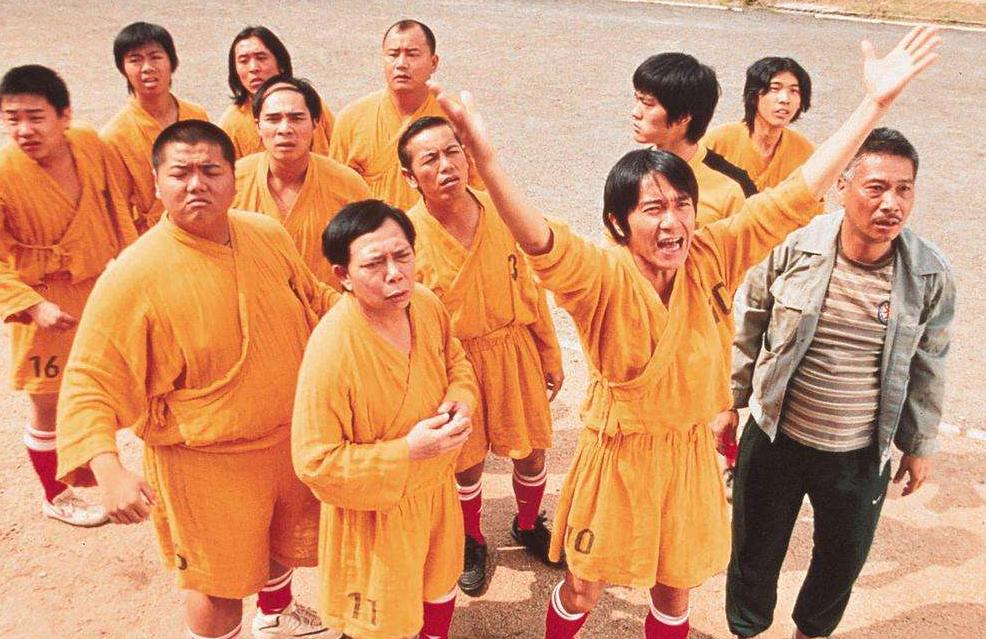 少林足球周星驰被飞铲,少林足球周星驰扔鸡蛋