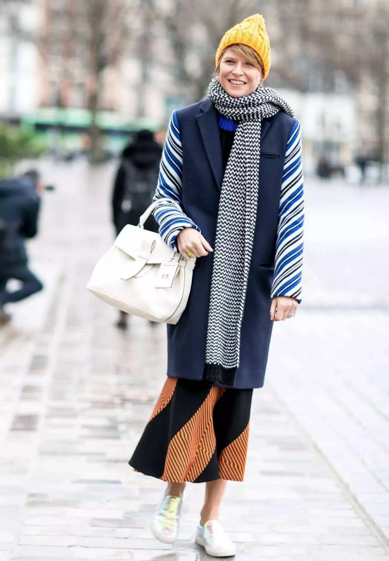 秋冬如何搭配帽子围巾好看,冬天围巾帽子与羽绒服的搭配