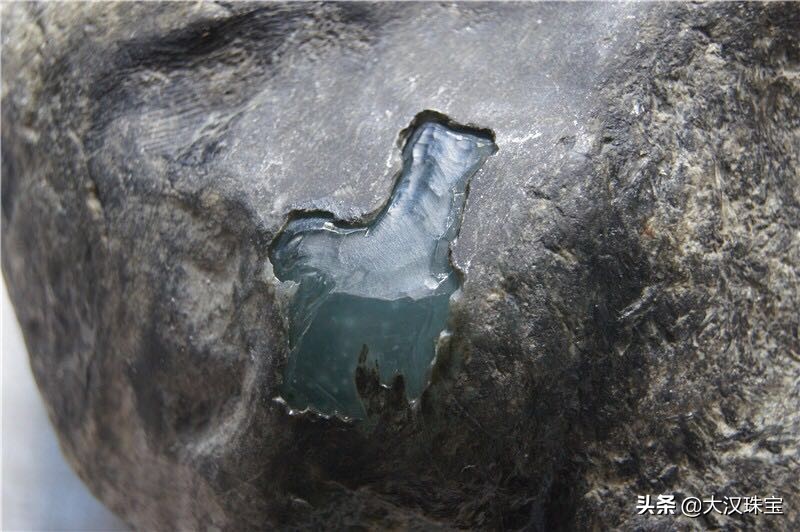 缅甸翡翠市场半开窗料子,缅甸翡翠开料子视频