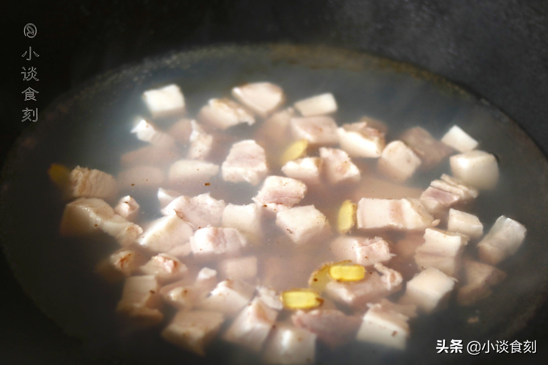 色泽红亮的红烧肉终于做好了,红烧肉这样做出来色泽红亮