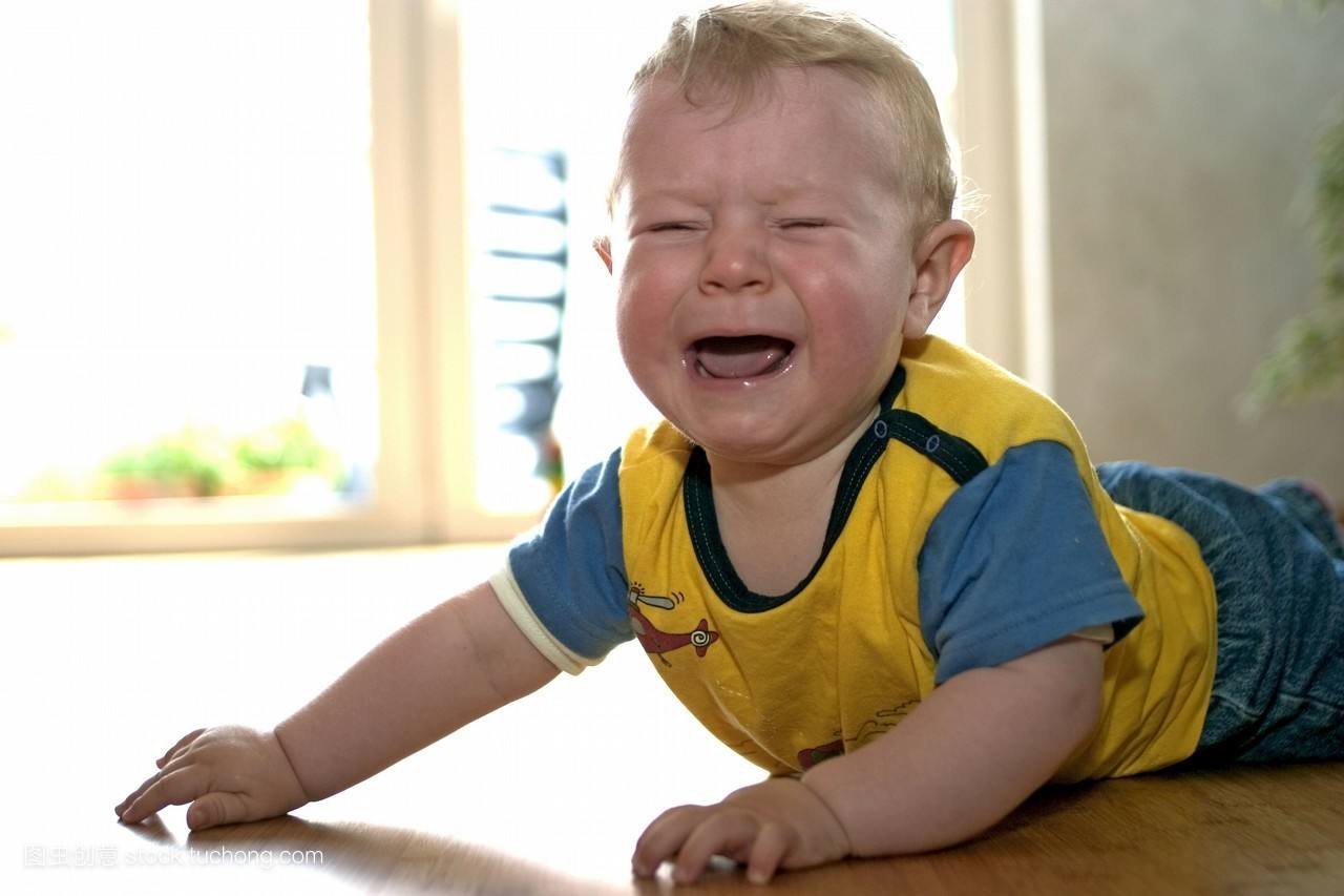 孩子把风油精弄在眼睛里了怎么办,3岁宝宝误食风油精