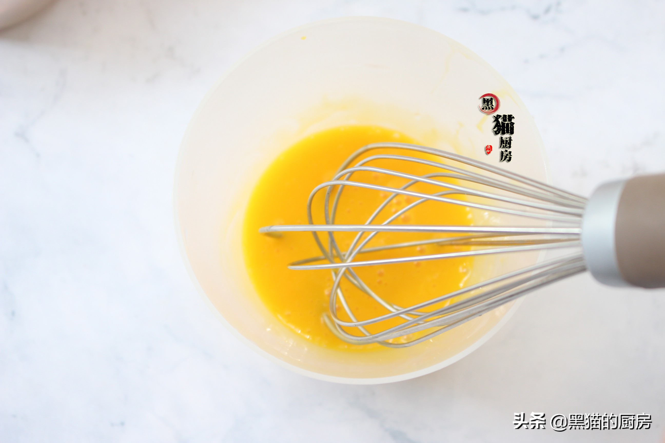 你做的蛋糕不够松软发不起来？记住这个小窍门，做的蛋糕又软又香