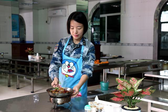 炊事班女战士,女炊事班长视频