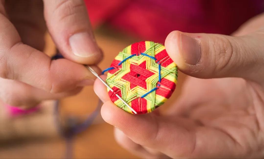 一个圆周边加一点装饰,用彩线做简单的小装饰