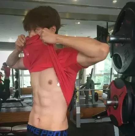 魏大勋儿时照片,不起眼的小男孩长大后成为名人