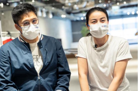 郭晶晶和霍启刚一家穿运动鞋,霍启刚陪郭晶晶玩滑板