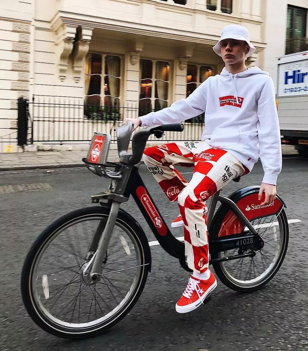 ins最火的“潮童”|5岁迷倒众生，10岁创立个人潮牌....