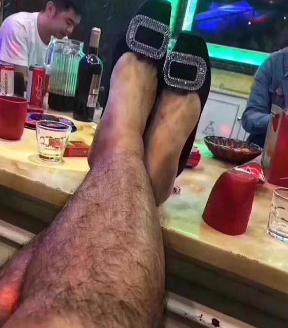 和网恋女友第一次面基，最后却进了男厕所，我现在该怎么办