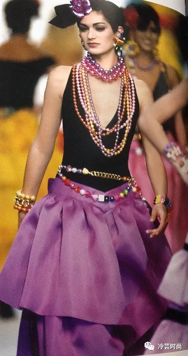 项链的活动扣佩戴方法,项链的佩戴要讲究八大搭配技巧