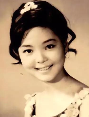 成龙献花邓丽君视频,邓丽君写给成龙的歌