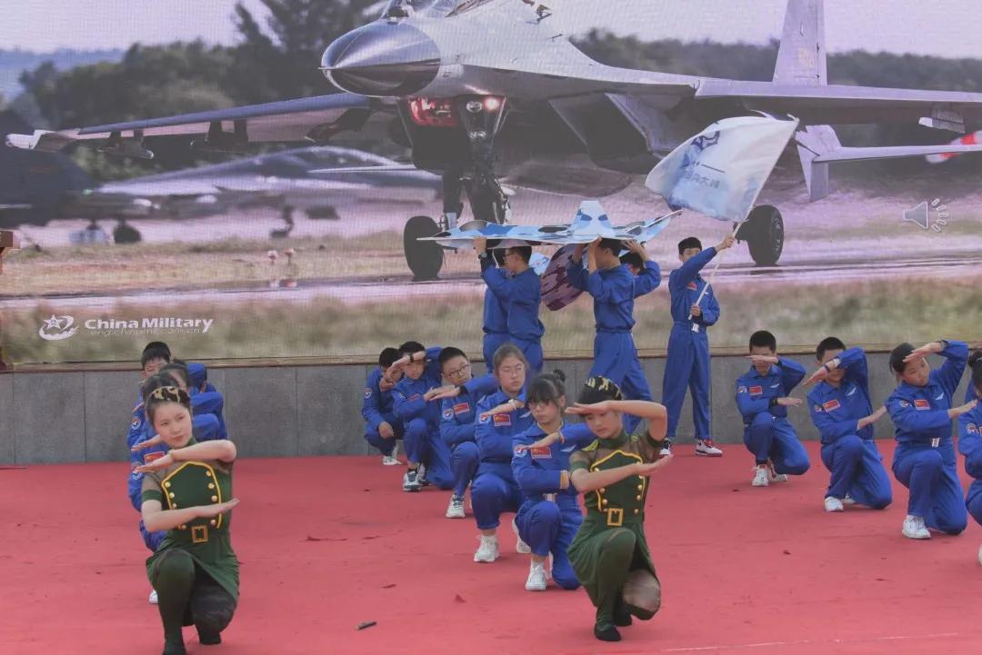 机器人在技能大赛上尬舞,机器人魔性斗舞