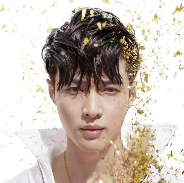 韩国男明星戴美瞳合集,金泰亨边伯贤单眼皮