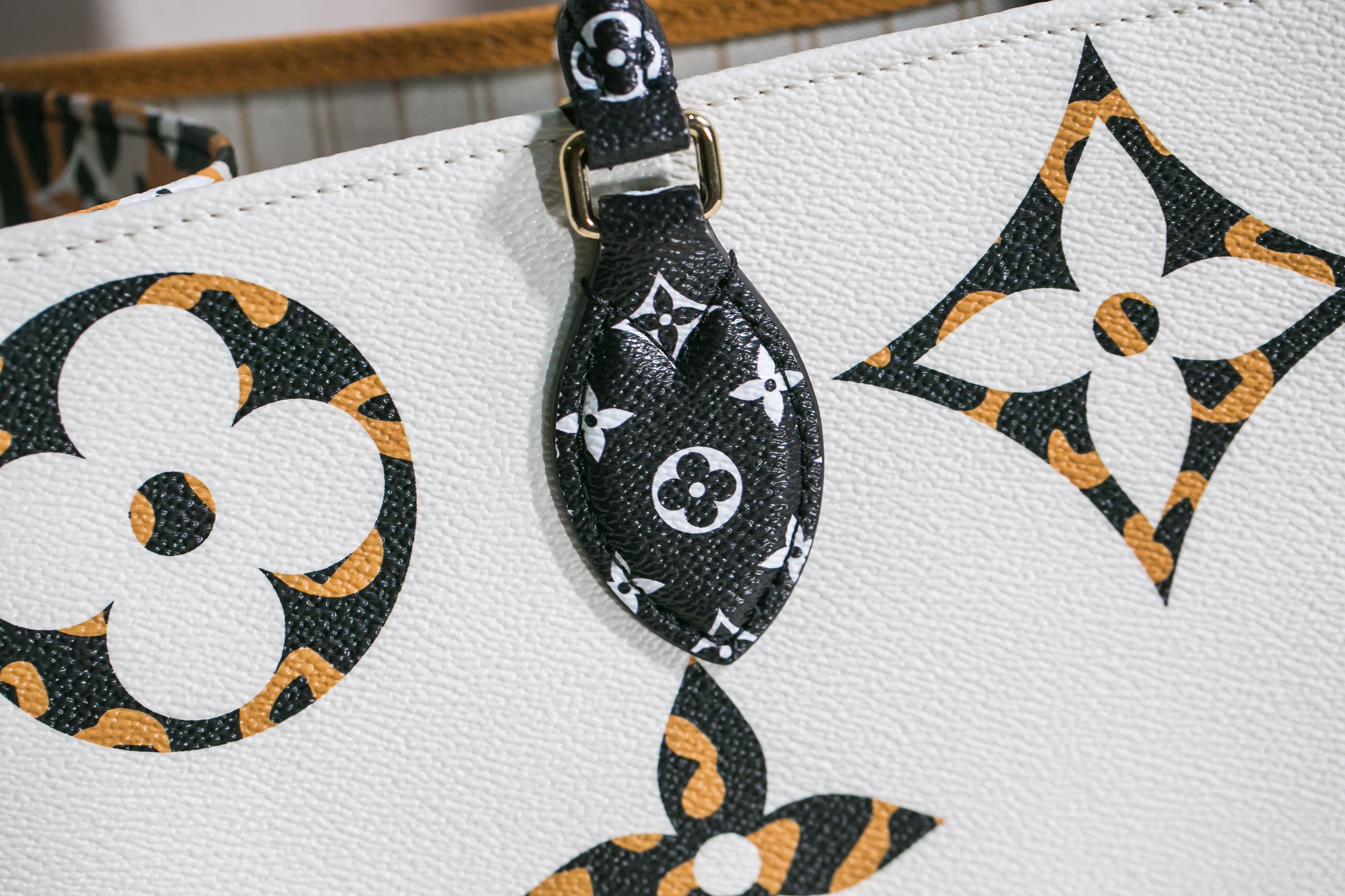 lv防晒衣男款,lv真假辨别最快的方法