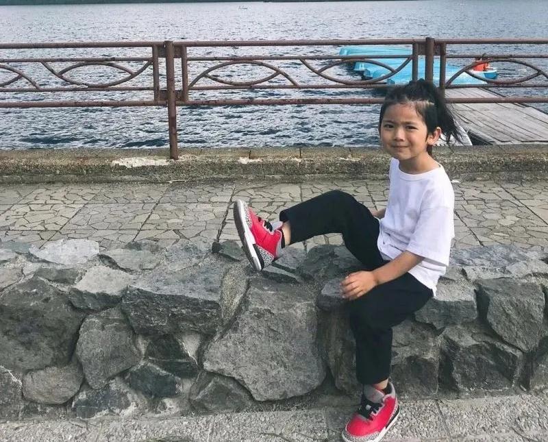 女版GD潮过陈冠希女儿？月入十万萌娃靠穿搭火爆ins