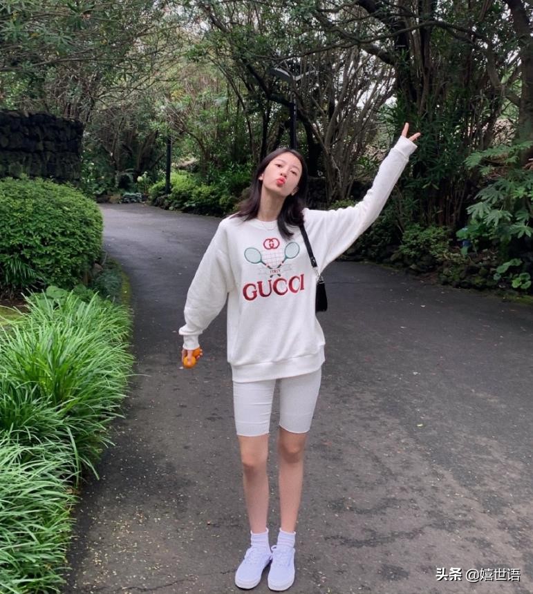 周雨彤穿板鞋图片,周雨彤spell牛仔裤穿搭