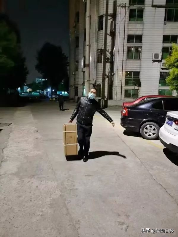 抗疫一线这些瞬间让人泪目,泪目生死离别