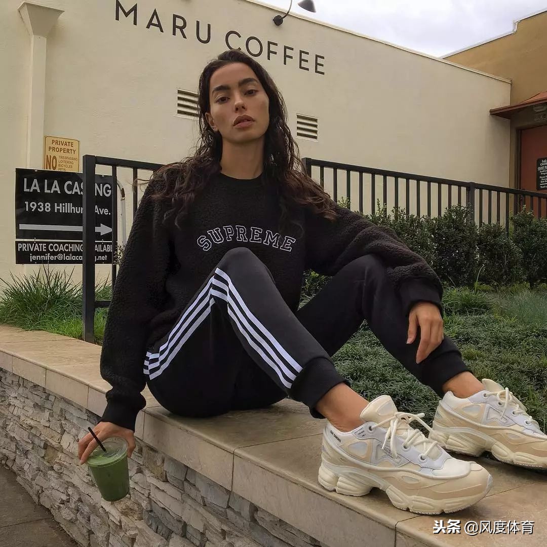 *窥偷**女神AdrianneHo的ins照片,我仿佛打开了新世界的大门……