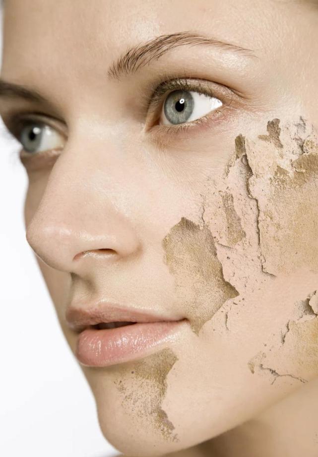 粉底液服帖质地轻薄易涂抹,粉底液如何涂抹更服帖