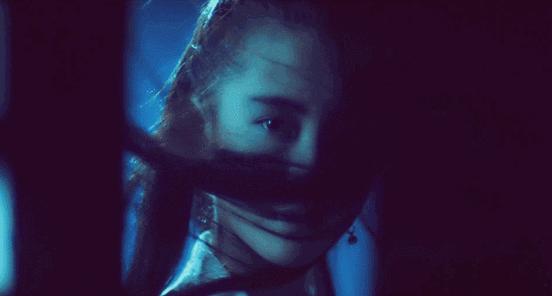 一首《十七岁》之于香港娱乐圈，就是半部《春秋》