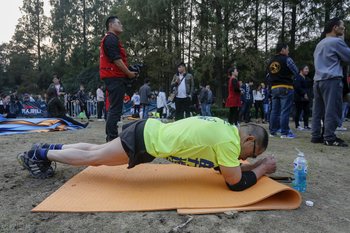 40岁男性平板支撑多长时间,男性平板支撑几分钟算合格