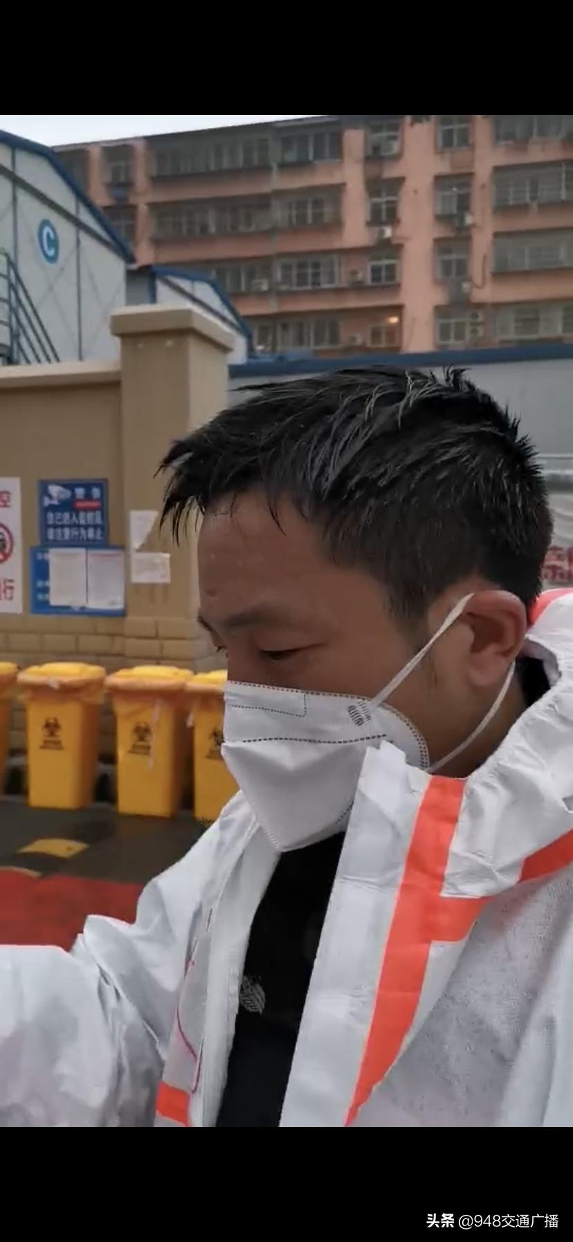 防护服简单涂鸦绘画,防护服背后写字致敬