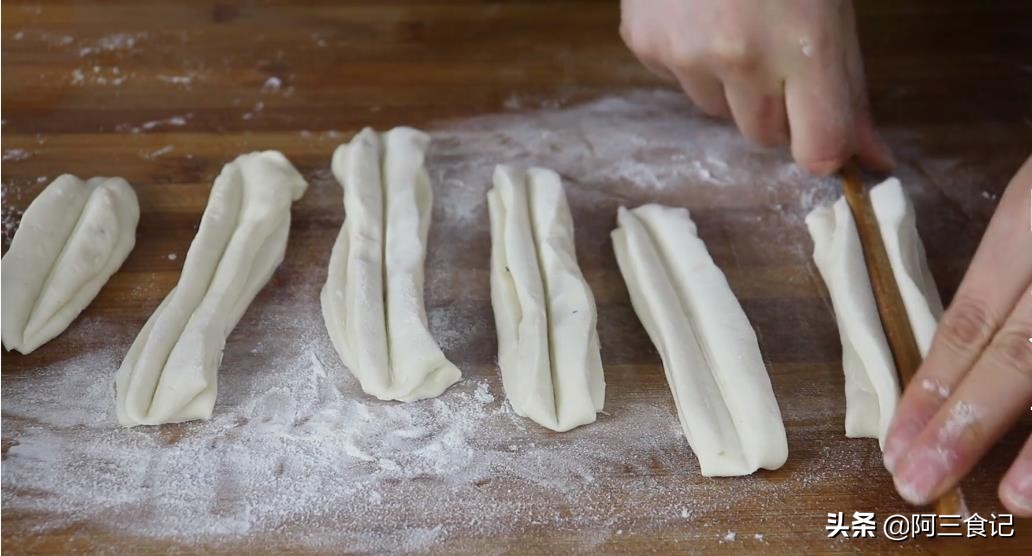 油条别再买着吃了，教你传统老配方，出锅蓬松酥脆，全家人超爱吃