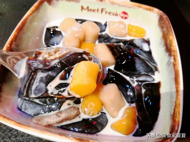 降温喝上这么一杯奶茶真的好惬意,天气冷了适合喝热饮的地方