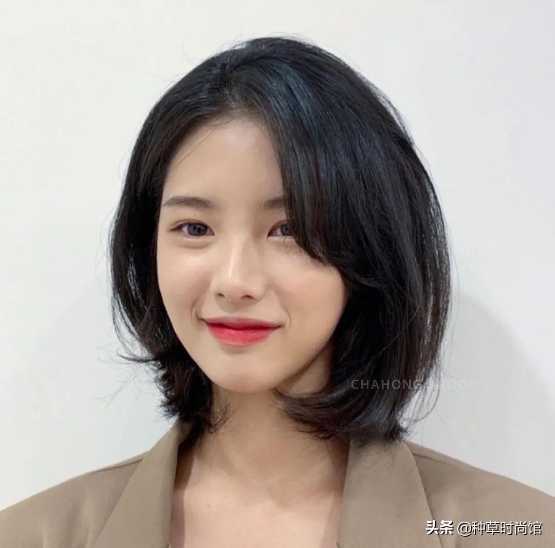 夏天别再披头散发了四种发型,2020年最流行的披着头发发型