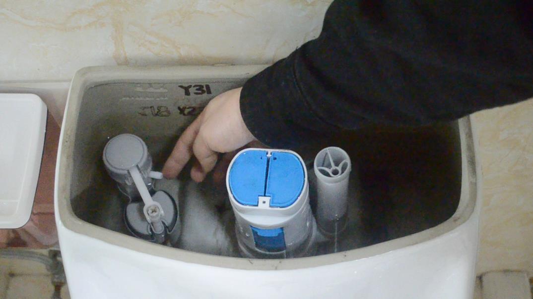 马桶一次冲不干净怎么解决,马桶一次冲不干净怎么办