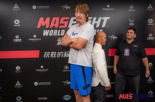 武僧一龙踢中韩国“巨人”裆部，疼痛难耐，意外KO