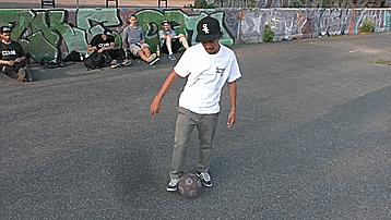 地面花式足球,花式足球技巧之地面舞蹈