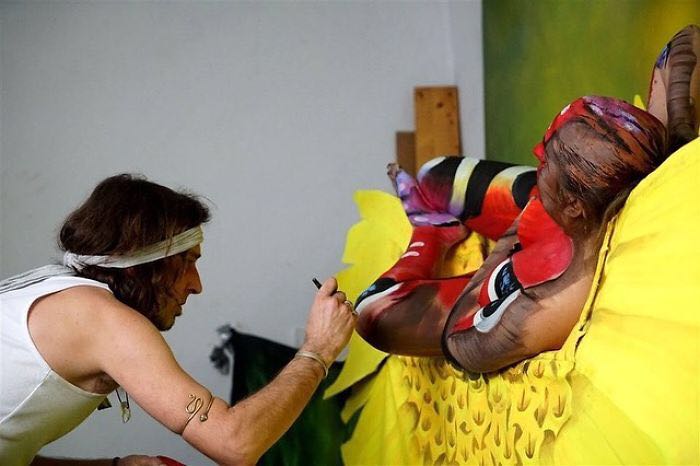 他把女人的身体画成一只蝴蝶，逼真地几乎真假难辨