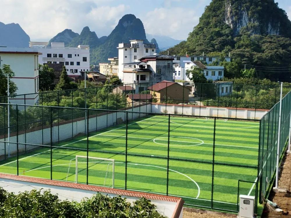 走踢足球这条路要去哪个学校,临桂哪里有踢足球的地方