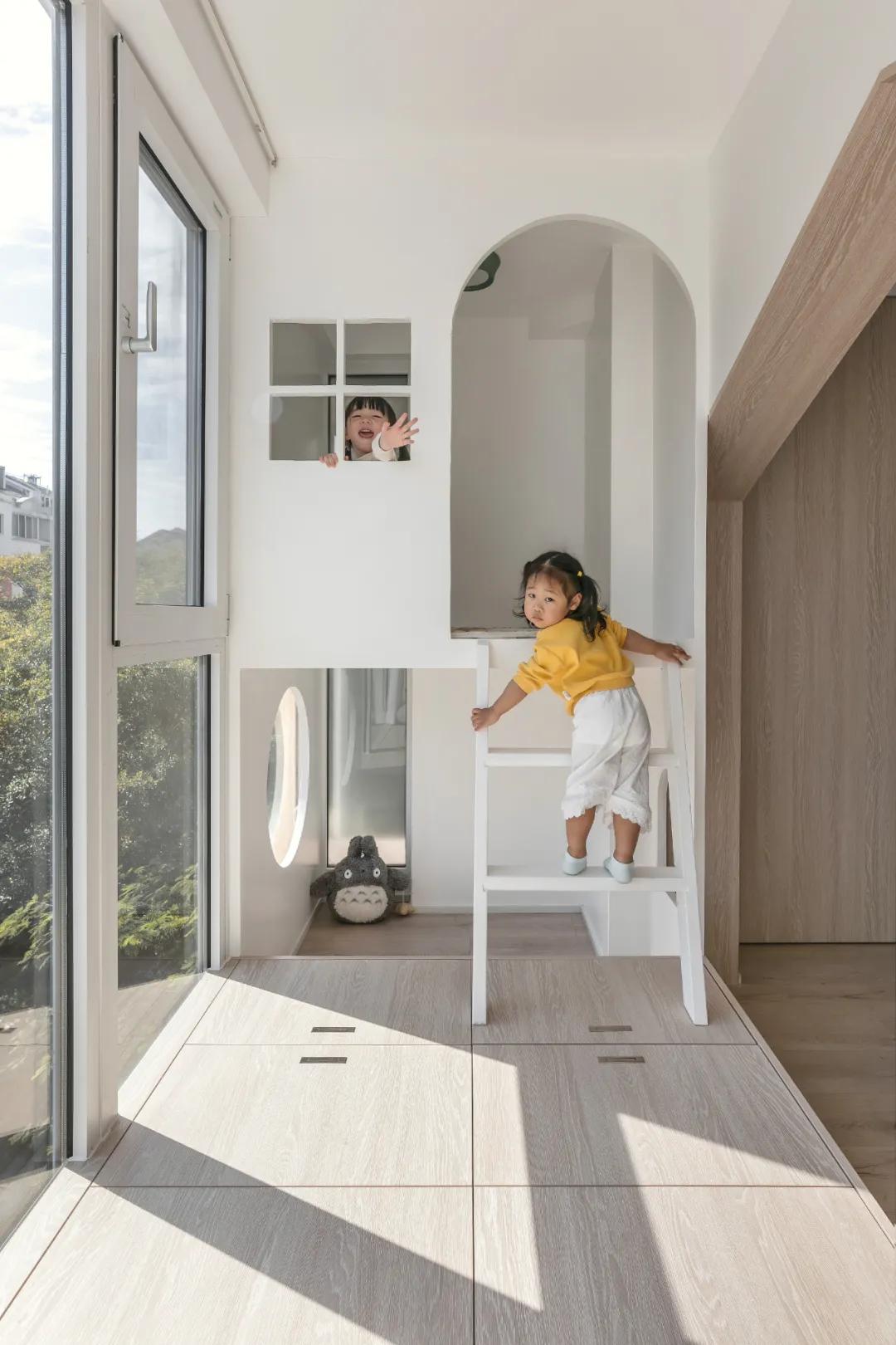 100平现代简约阳台装修风格,125平带阳台简约温馨装修风格