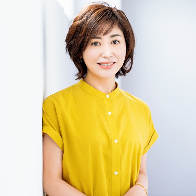 四十岁头发白发多什么发型好看,白发多的中年女性适合什么发型