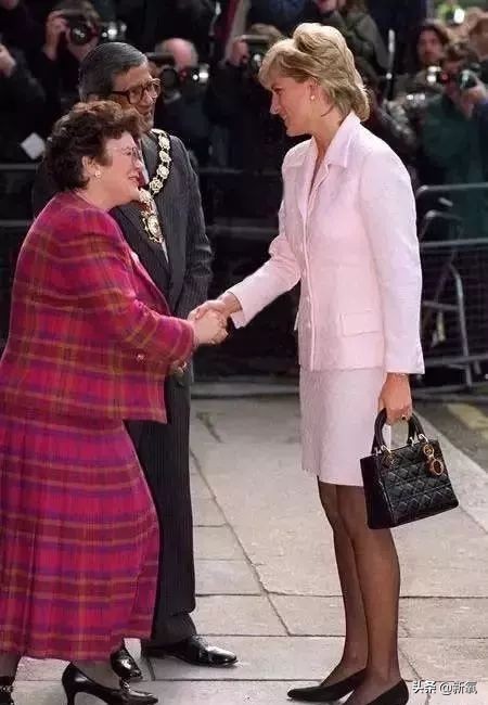 香奈儿包正品有瑕疵吗,香奈儿的包为什么比gucci贵那么多