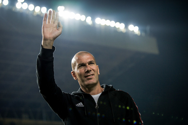 齐达内艺术过人视频,齐达内在足球场上的球技