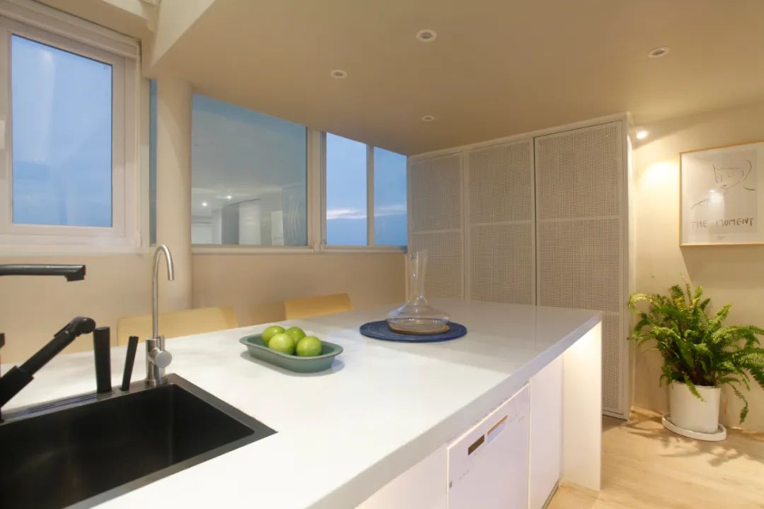 80㎡三口之家，餐厅里种树、可移动儿童房、大浴缸，日子又慢又美