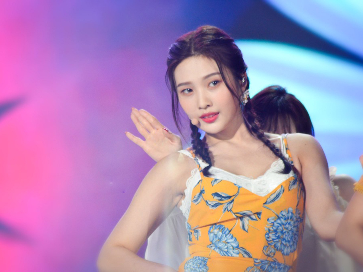 joy朴秀荣彩虹裙,joy朴秀荣绿色连衣裙