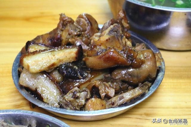 堂哥堂嫂亲自下厨做了一桌农家菜,去乡下婶婶家