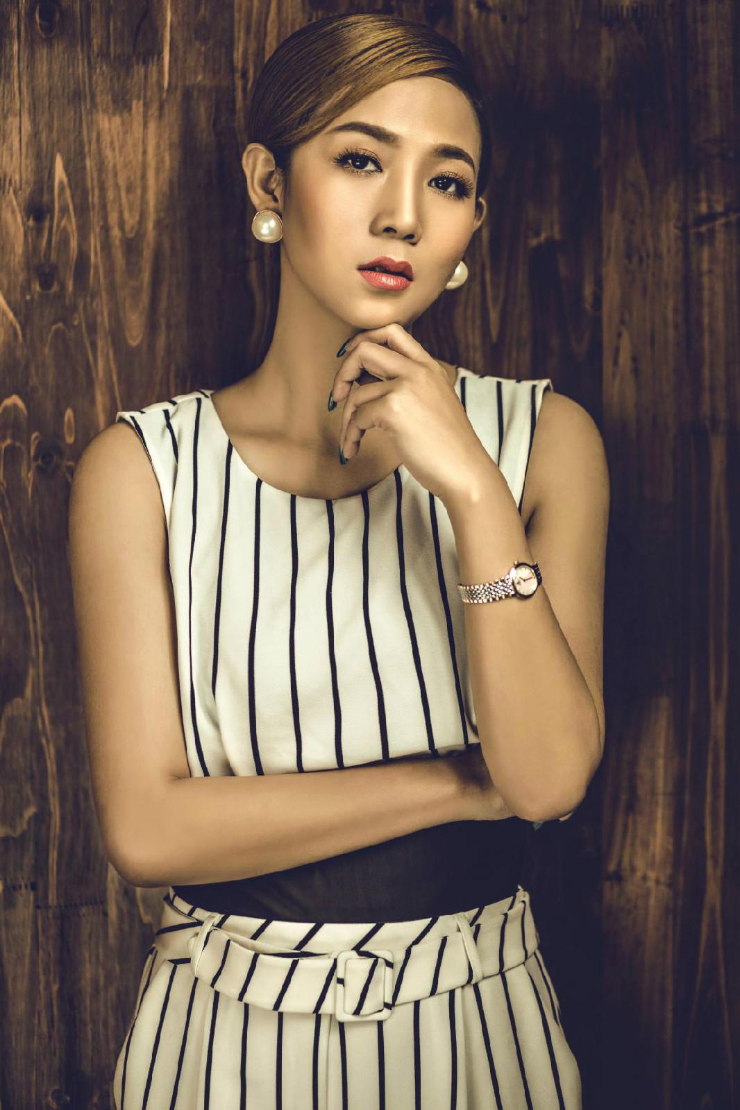 帝骋国际董事长石妞妞同香港巨星洪天明吴卓羲出席明星颁奖典礼