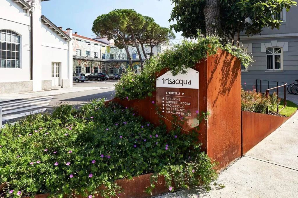 锈蚀耐候钢板表面需要处理么,耐候钢板在景观中的应用